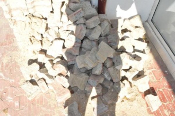 Lucrările de la Piaţeta Cazino, invitaţie pentru hoţi: un bărbat a fost prins cărând cu roaba piatră cubică